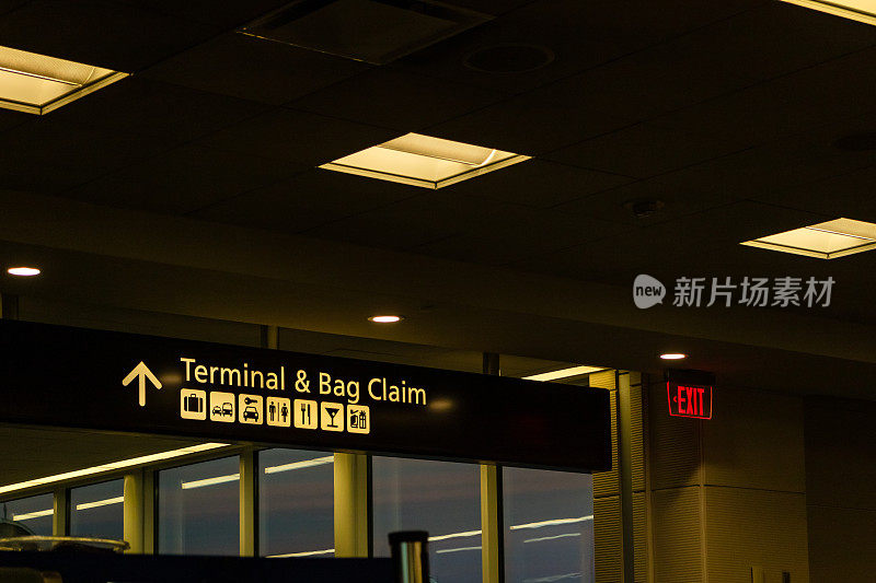 现代国际机场为航空旅客而设的路标;Night Shot, No People